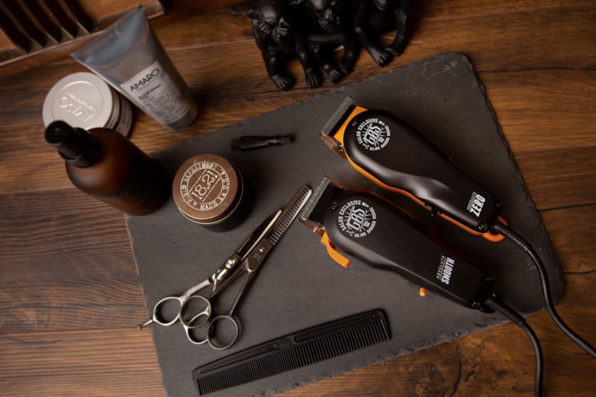 Interior de barbería con sillas clásicas