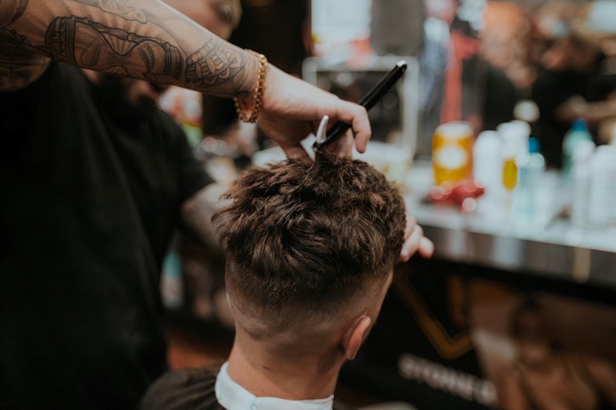 Herramientas de barbero en la estación